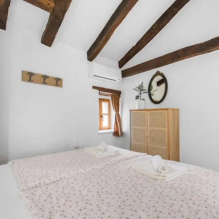 Adorable San Rocco 2 Apartment Pican